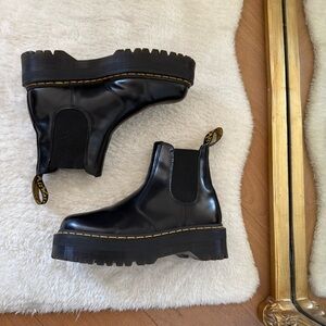 Dr. Martens 2976 smooth leather women’s platform Chelsea boots, size US 8